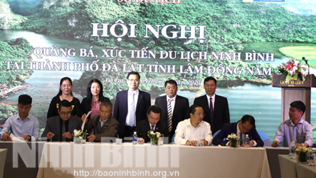 Đại diện các đơn vị du lịch Ninh Bình và Đà Lạt ký kết biên bản ghi nhớ.
