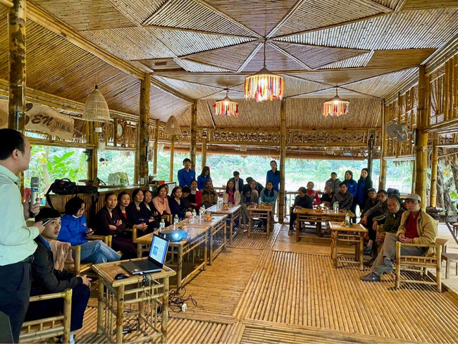 Lớp tập huấn kỹ thuật canh tác lúa cải tiến theo phương pháp SRI tại Ninh Bình.