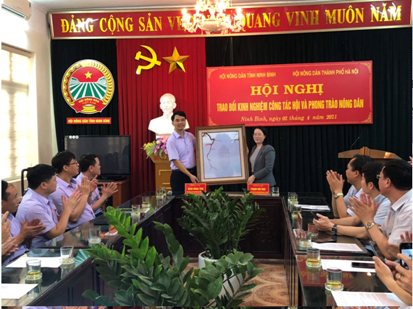 Đồng chí Phạm Hải Hoa – TUV, Chủ tịch Hội Nông dân thành phố Hà Nội trao tặng bức ảnh cho HND tỉnh Ninh Bình.