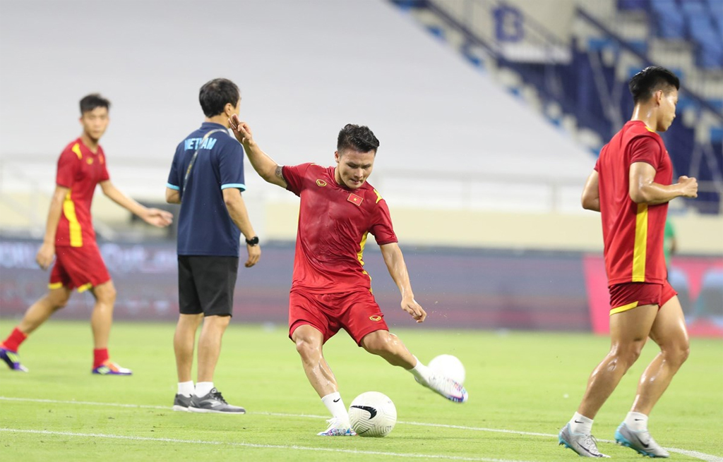 Quang Hải tập sút bóng trước trận đấu với Indonesia Vòng loại thứ 2 World Cup 2022 khu vực châu Á. (Ảnh: Hoàng Linh/TTXVN)