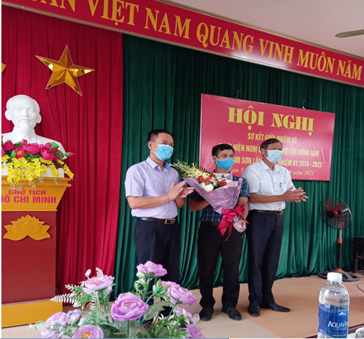 Đồng chí Nguyễn Minh Lộc - Phó chủ tịch HND tỉnh tặng hoa đồng chí Trần Trung Hải Phó Chủ tịch Hội Nông dân huyện Kim Sơn.