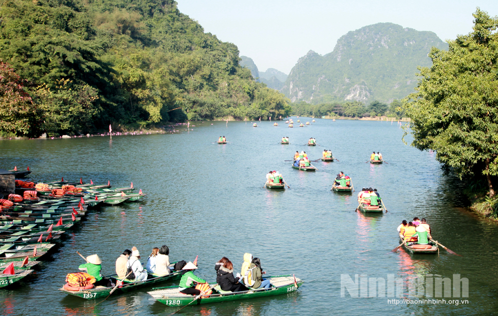 Du khách xuống thuyền du xuân ở Tràng An Tết Tân Sửu năm 2021.