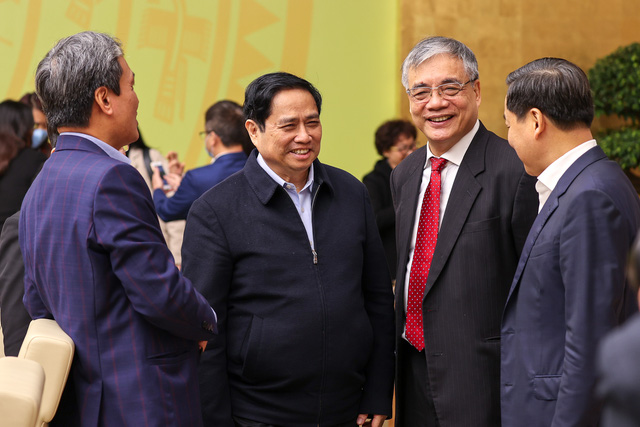 Thủ tướng Phạm Minh Chính trao đổi với Phó Thủ tướng Lê Minh Khái cùng các đại biểu tham dự Hội nghị tổng kết - Ảnh: VGP/Nhật Bắc