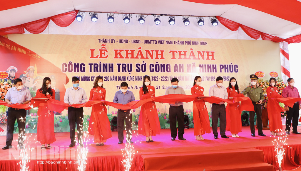 Các đại biểu cắt băng khánh thành công trình Trụ sở Công an xã Ninh Phúc, thành phố Ninh Bình.