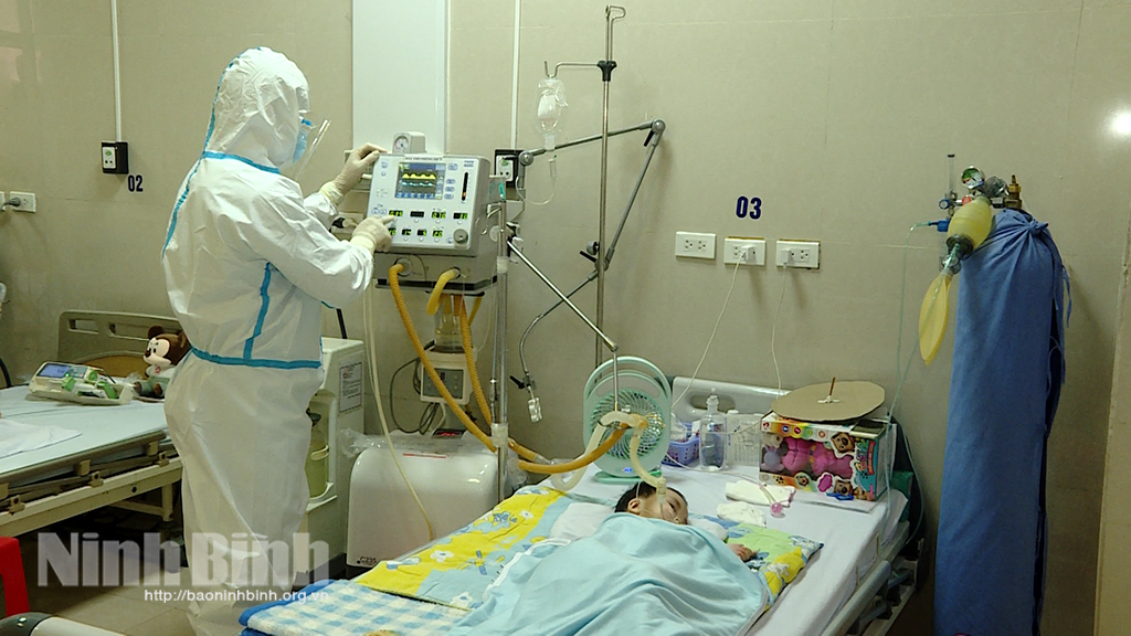 Chăm sóc trẻ em mắc COVID-19 tại Bệnh viện Sản-Nhi tỉnh.