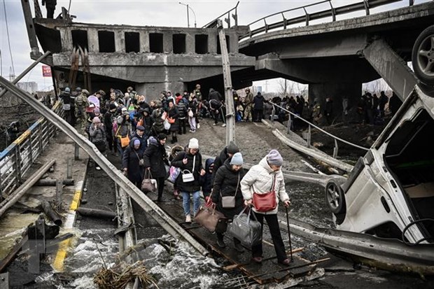 Người dân sơ tán khỏi thành phố Irpin, Tây Bắc Kyiv, Ukraine, ngày 5/3/2022. (Ảnh: AFP/ TTXVN)