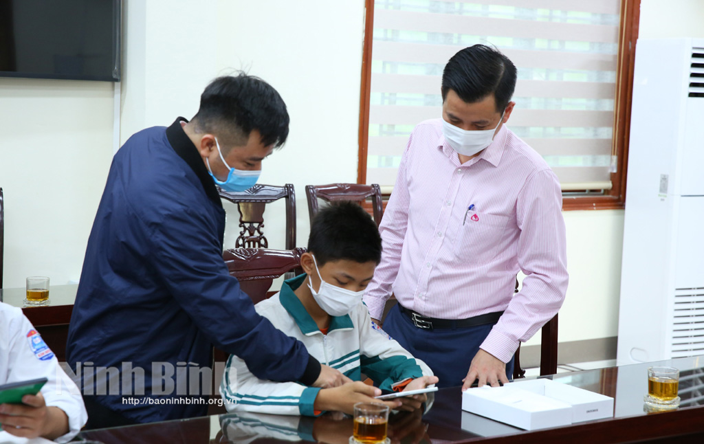 Để hỗ trợ các học sinh có hoàn cảnh khó khăn có điều kiện học trực tuyến, trước đó, Ngân hàng CSXH chi nhánh tỉnh Ninh Bình đã trao tặng một số máy tính bảng cho các em.