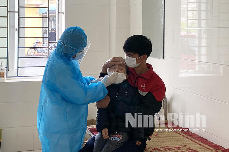 Lấy mẫu xét nghiệm cho bệnh nhân điều trị nội trú tại Bệnh viện Đa khoa huyện Kim Sơn.