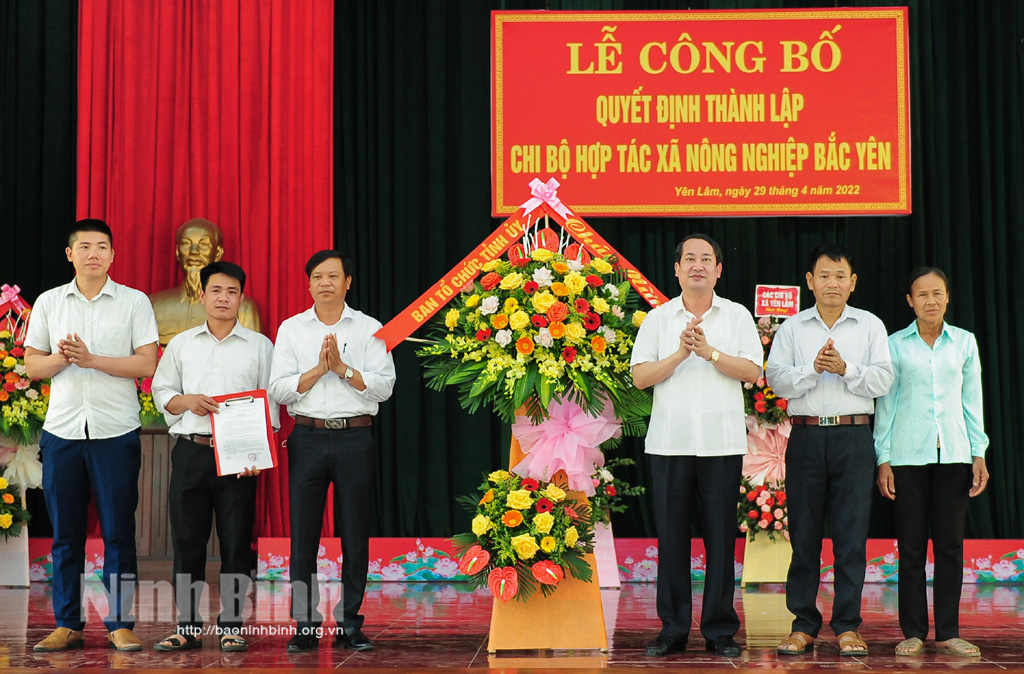 Đồng chí Mai Văn Tuất, TVTU, Trưởng Ban Tổ chức Tỉnh ủy tặng hoa chúc mừng chi bộ HTX Nông nghiệp Bắc Yên.