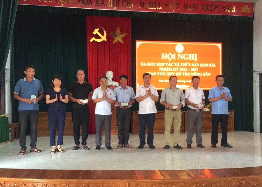 Đ/c Hoàng Ngọc Chinh - Phó Chủ tịch Hội Nông dân tỉnh trao tiền cho các hộ vay vốn