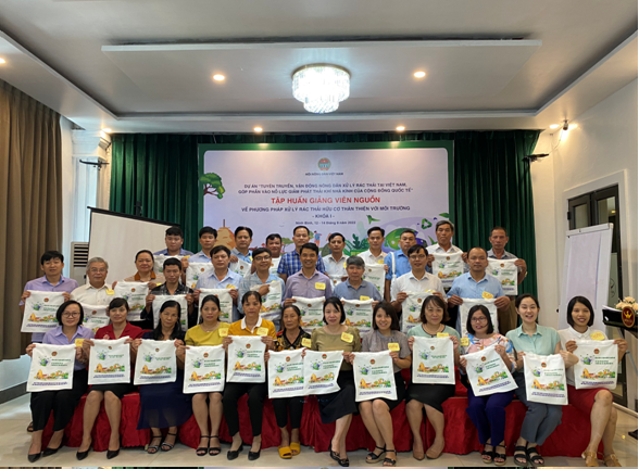 Các học viên tham gia khóa tập huấn đào tạo Giảng viên nguồn tại tỉnh Ninh Bình về các phương pháp xử lý rác thải hữu cơ thân thiện với môi trường