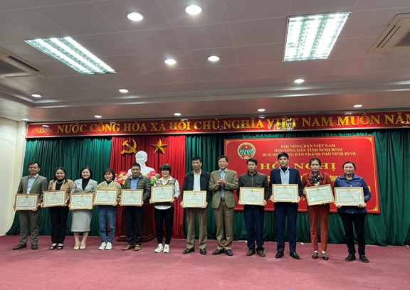 Đồng chí Hoàng Ngọc Ánh TUV- Chủ tịch HND thành phố trao giấy khen của BCH HND thành phố cho các tập thể, cá nhân