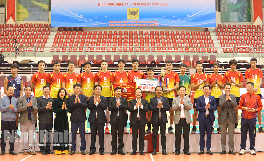 Các đồng chí lãnh đạo tỉnh, Liên đoàn Bóng chuyền Việt Nam và Ban tổ chức trao giải nhất cho đội nam Ninh Bình LienViet PostBank.