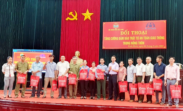 Đ/c Đinh Hồng Thái, Chủ tịch Hội Nông dân tỉnh trao quà cho hội viên nông dân tại huyện Yên Mô.