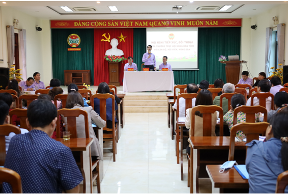 Đ/c Đinh Hồng Thái, Chủ tịch Hội Nông dân tỉnh giải đáp những vấn đề vướng mắc của HVND