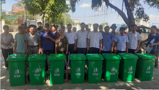 Đ/c Hoàng Ngọc Chinh - PCT Hội Nông dân tỉnh bàn giao thùng chứa rác cho hội vên nông dân xã Ninh Xuân huyện Hoa Lư.