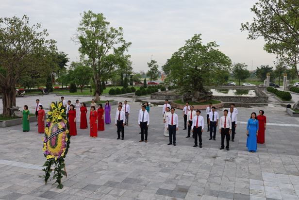 Đoàn đại biểu Hội Nông dân tỉnh dâng hương tại Đài tưởng niệm Liệt sĩ tỉnh