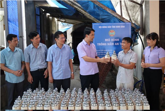 Lãnh đạo HND tỉnh  trao vật tư hỗ trợ mô hình trồng nấm an toàn cho gia đình ông Nguyễn Đức Trọng xã Ninh Hòa (Hoa Lư).
