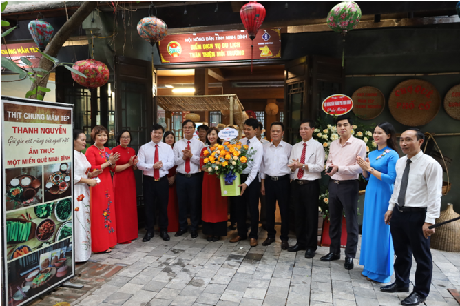 Lãnh đạo Hội Nông dân tỉnh tổ chức gắn biển điểm "Dịch vụ du lịch thân thiện môi trường” tại cửa hàng Thanh Nguyễn ở phố cổ Hoa Lư