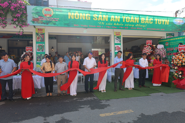 Các đại biểu tham gia cắt băng khai trương cửa hàng nông sản an toàn Bắc Tuyn tại xóm Trinh Nữ 1, xã Yên Hòa, huyện Yên Mô.