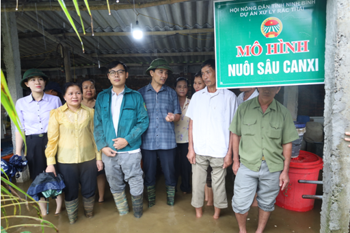 Đoàn thăm các mô hình nuôi sâu canxi tại nhà ông Vũ Thế Lực, hội viên nông dân thị trấn Nho Quan.