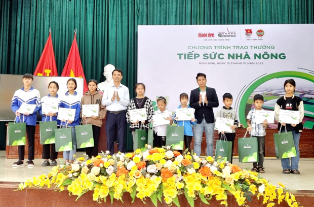 Lãnh đạo Hội Nông dân tỉnh và đại diện Công ty cổ phần GREENFEED Việt Nam trao học bổng cho các em học sinh.
