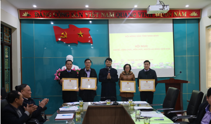 Đồng chí Đinh Hồng Thái - TUV, Bí thư Đảng đoàn, Thủ trưởng cơ quan Hội Nông dân tỉnh trao bằng khen cho các cá nhân đạt danh hiệu “Chiến sĩ thi đua cấp cơ sở”.