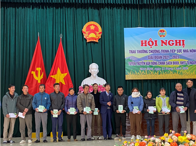 Lãnh đạo HND tỉnh và đại diện Công ty cổ phần GreenFeed Việt Nam trao thưởng và sổ  BHXH tự nguyện cho hội viên nông dân.