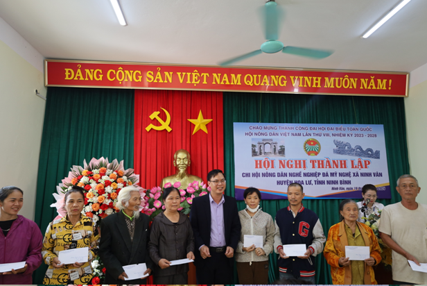 Đ/c Hoàng Ngọc Chinh, PCTHND tỉnh tặng quà Tết cho hội viên nông dân có hoàn cảnh khó khăn