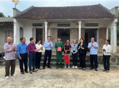 Lãnh đạo HND tỉnh và Thường trực Huyện uỷ huyện Nho Quan thăm, tặng quà tân binh trước khi lên đường nhập ngũ.
